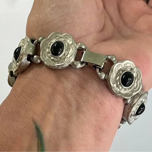Vintage Silver Link Bracelet w Black Cabochon Scalloped Design - Picture 5 of 8